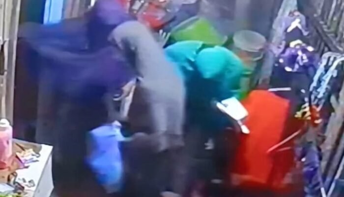 Menyamar Pakai Daster & Kerudung, 3 Orang Bobol Toko HP di Sinaboi — 1 Diamankan, Kerugian Capai Rp40 Juta