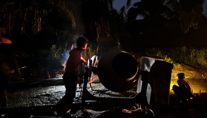 Pantang Menyerah hingga Malam, Satgas TMMD ke-130 Kodim 0314/Inhil Kebut Semenisasi Jalan di Kuala Lemang