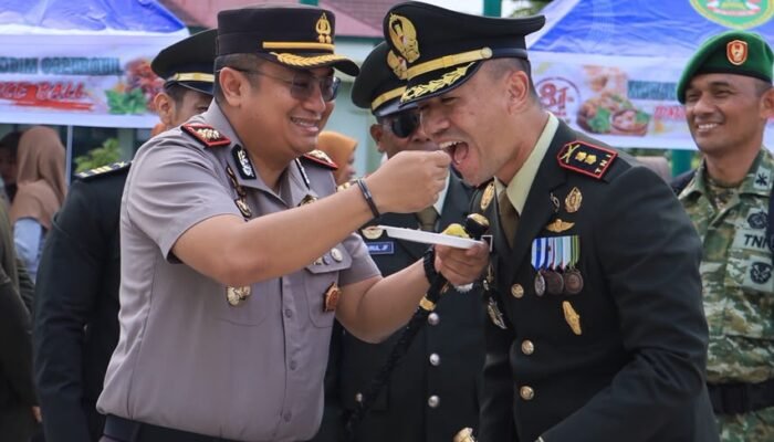 SINERGI TNI-POLRI SOLID! HUT TNI ke-81, Kapolres Rokan Hilir AKBP Aldi Alfa Faroqi Berikan Tumpeng & Bibit Pohon ke Dandim 0321 Rohil – Green Policing!